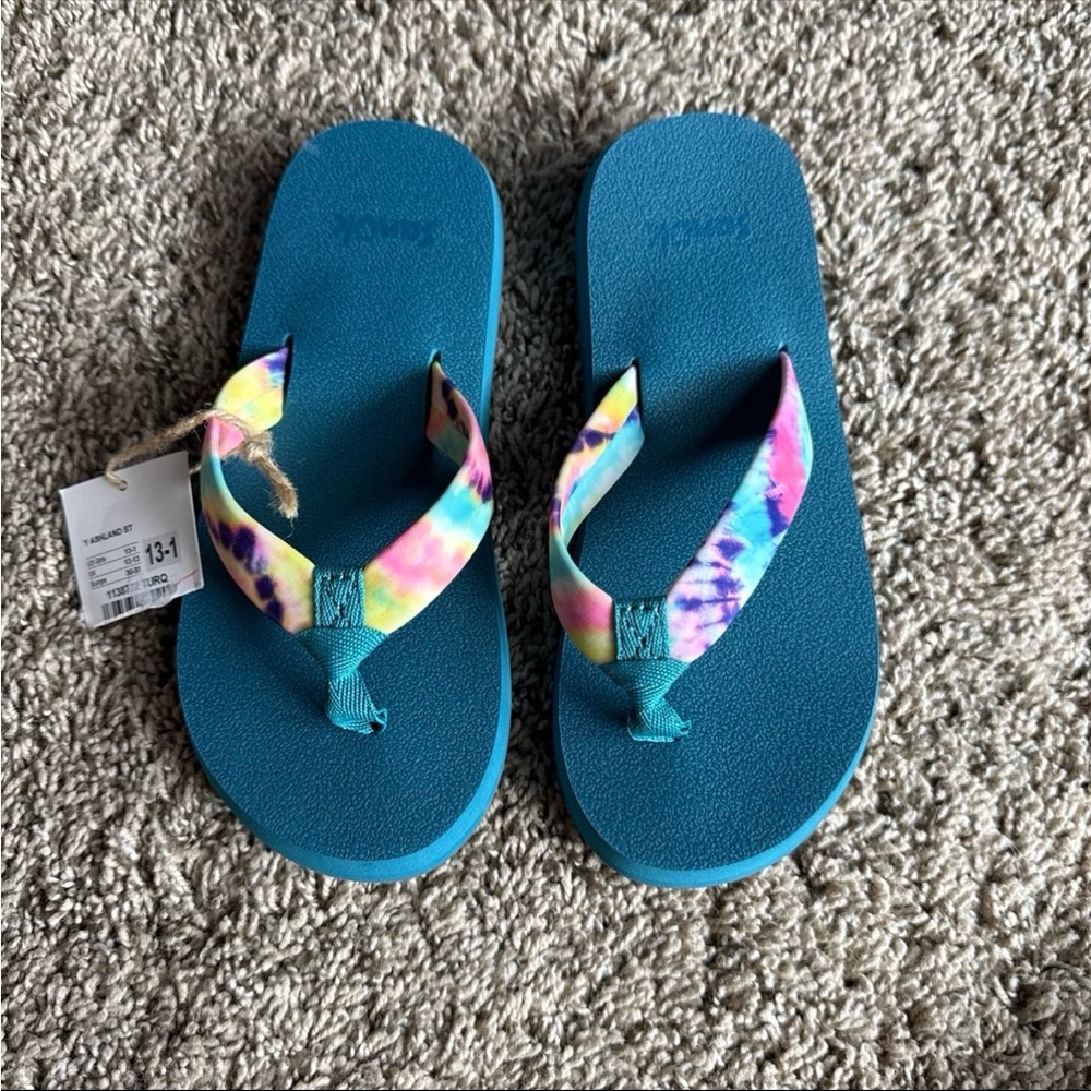 NWT SANUK YOUTH SZ 13-1 ASHLAND ST TURQUOISE GIRLS FLIP FLOP SANDALS NEW tie dye